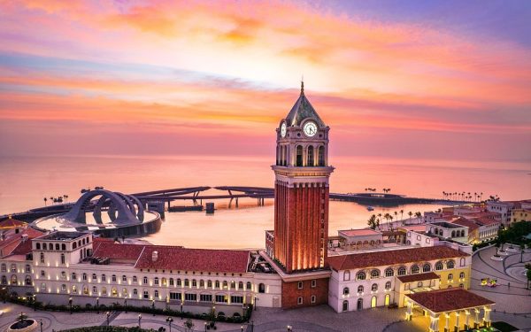 Khách sạn Curio By Hilton